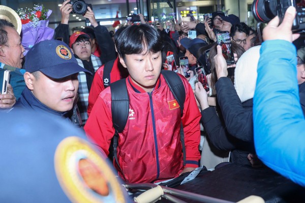 Hiểu Minh nhận hoa trên xe lăn, U.23 Việt Nam được 'biển người' chào đón: Thầy Kim tràn cảm xúc