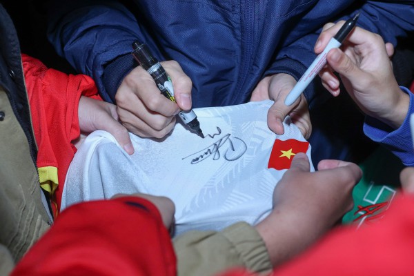 Hiểu Minh nhận hoa trên xe lăn, U.23 Việt Nam được 'biển người' chào đón: Thầy Kim tràn cảm xúc