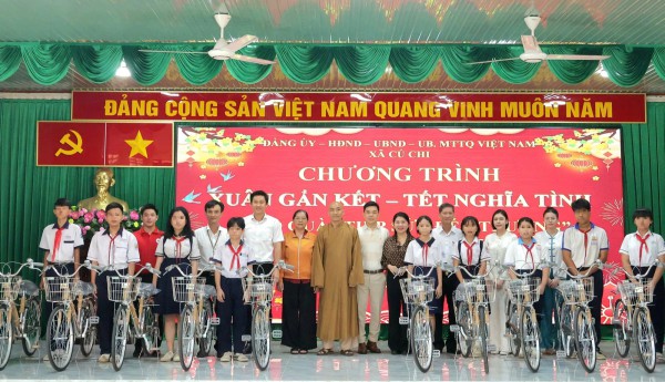 Tặng quà tết và xe đạp cho học sinh hiếu học ở xã Củ Chi