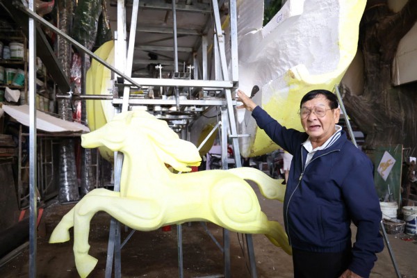 Bên trong xưởng làm linh vật ngựa cho Đường hoa Nguyễn Huệ 2026 Bên trong xưởng làm linh vật ngựa cho Đường hoa Nguyễn Huệ 2026