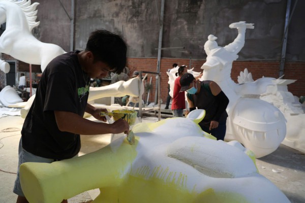 Bên trong xưởng làm linh vật ngựa cho Đường hoa Nguyễn Huệ 2026 Bên trong xưởng làm linh vật ngựa cho Đường hoa Nguyễn Huệ 2026