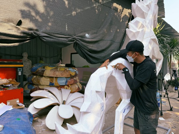 Bên trong xưởng làm linh vật ngựa cho Đường hoa Nguyễn Huệ 2026 Bên trong xưởng làm linh vật ngựa cho Đường hoa Nguyễn Huệ 2026