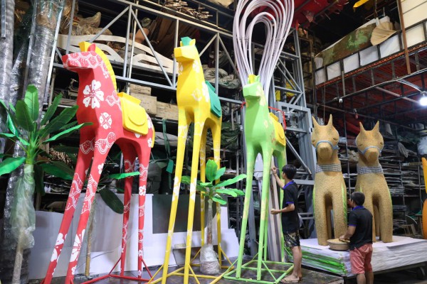 Bên trong xưởng làm linh vật ngựa cho Đường hoa Nguyễn Huệ 2026 Bên trong xưởng làm linh vật ngựa cho Đường hoa Nguyễn Huệ 2026