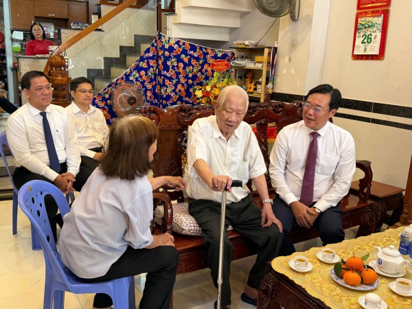 Thành ủy TP.HCM trao Huy hiệu Đảng đến nguyên trợ lý 2 Tổng Bí thư