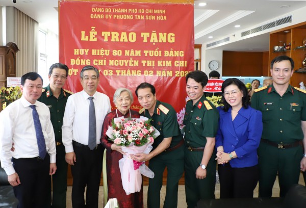 Thành ủy TP.HCM trao Huy hiệu Đảng đến nguyên trợ lý 2 Tổng Bí thư