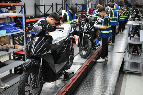 Xe máy điện cạnh tranh sôi động, giá tiếp tục giảm Xe máy điện cạnh tranh sôi động, giá tiếp tục giảm