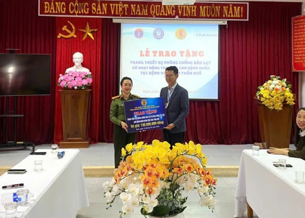 Công an cửa khẩu Tân Sơn Nhất làm công tác an sinh xã hội tại Huế Công an cửa khẩu Tân Sơn Nhất làm công tác an sinh xã hội tại Huế