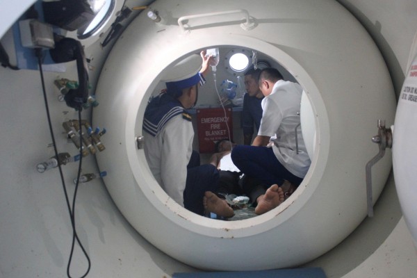 Bệnh xá Song Tử Tây cấp cứu ngư dân Khánh Hòa gặp tai nạn trên biển