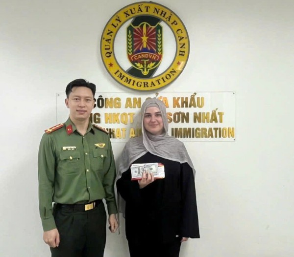 Công an cửa khẩu Tân Sơn Nhất truy nhanh người lấy ví của khách tại khu soi chiếu