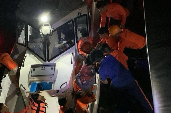 Khoảnh khắc kinh hoàng trong thảm họa chìm phà ở Philippines