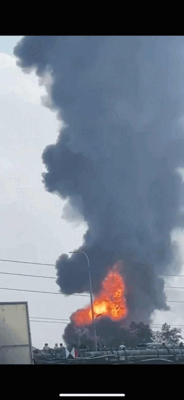 TP.HCM: Cháy xe bồn ở xã Nhà Bè, lửa cao ngùn ngụt