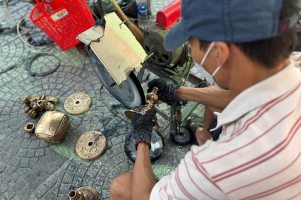 'Đệ tử chân truyền' hơn 20 năm theo nghề đánh bóng lư đồng 'Đệ tử chân truyền' hơn 20 năm theo nghề đánh bóng lư đồng