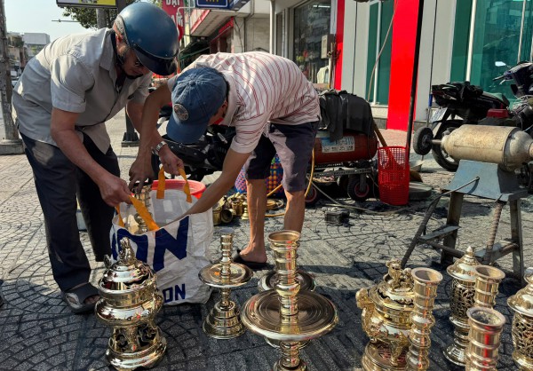 'Đệ tử chân truyền' hơn 20 năm theo nghề đánh bóng lư đồng 'Đệ tử chân truyền' hơn 20 năm theo nghề đánh bóng lư đồng