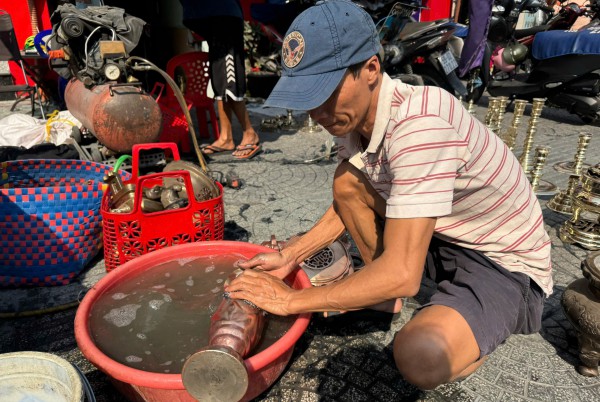 'Đệ tử chân truyền' hơn 20 năm theo nghề đánh bóng lư đồng 'Đệ tử chân truyền' hơn 20 năm theo nghề đánh bóng lư đồng
