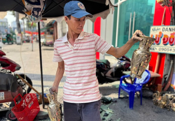 'Đệ tử chân truyền' hơn 20 năm theo nghề đánh bóng lư đồng 'Đệ tử chân truyền' hơn 20 năm theo nghề đánh bóng lư đồng