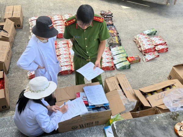 Lâm Đồng: Phát hiện hơn 4 tấn cà phê trộn đậu nành, nghi sản xuất hàng giả Lâm Đồng: Phát hiện hơn 4 tấn cà phê trộn đậu nành, nghi sản xuất hàng giả