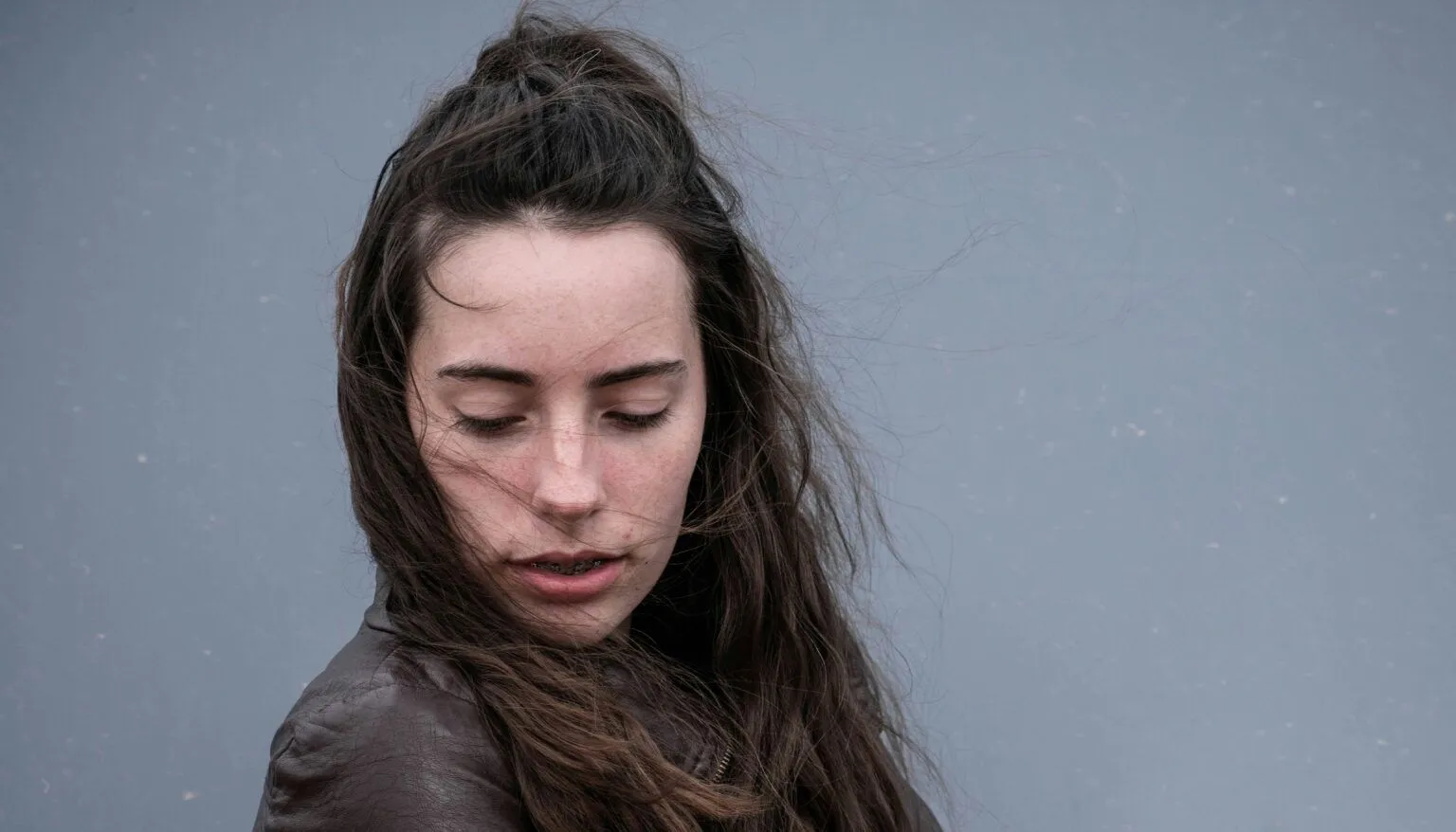 8 dấu hiệu tóc đang lão hóa sớm