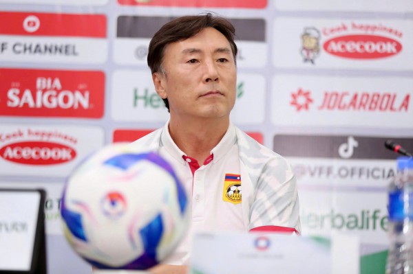 Bại tướng của Kim Sang-sik chia tay đội tuyển và U.23 Lào, chưa lộ diện người trám chỗ