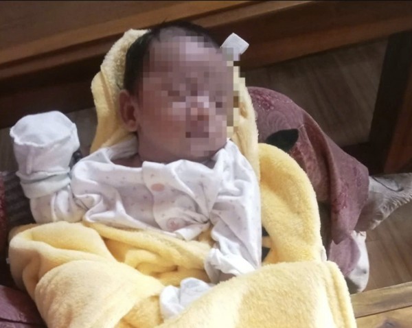 Bé trai sơ sinh bị bỏ trong giỏ nhựa ở Quảng Trị Bé trai sơ sinh bị bỏ trong giỏ nhựa ở Quảng Trị