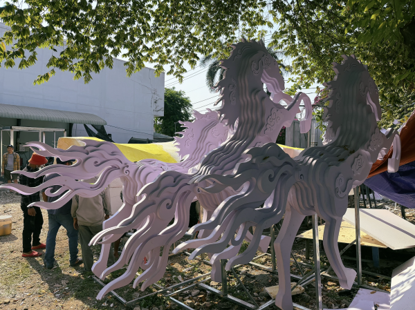 Bên trong xưởng làm linh vật ngựa cho Đường hoa Nguyễn Huệ 2026 Bên trong xưởng làm linh vật ngựa cho Đường hoa Nguyễn Huệ 2026