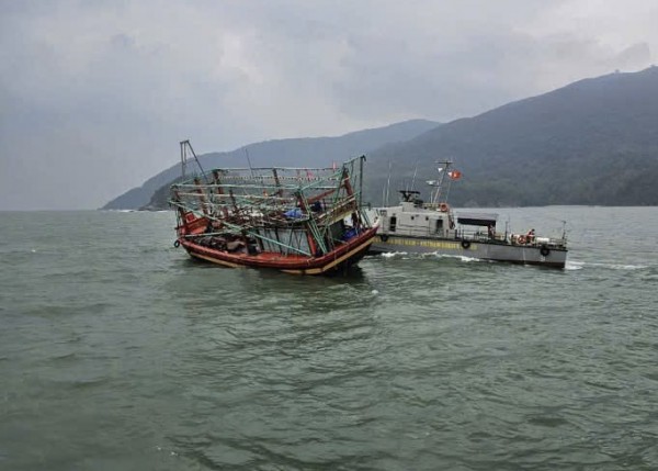 Biên phòng ứng cứu tàu cá Quảng Trị bị thủng thân ở vịnh Đà Nẵng