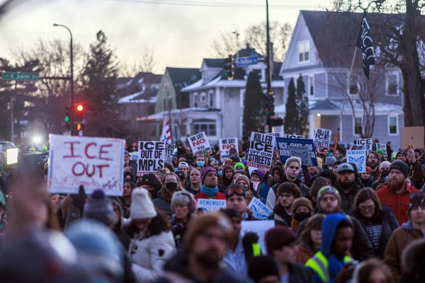 Biểu tình rầm rộ sau khi nhân viên di trú Mỹ bắn chết một phụ nữ