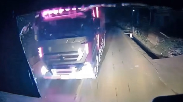 CSGT xử phạt nữ TikToker lái xe container lấn làn, chặn đường xe khác