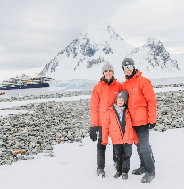 Cậu bé đi du lịch nhiều nhất thế giới, 7 tuổi đặt chân đến 7 châu lục