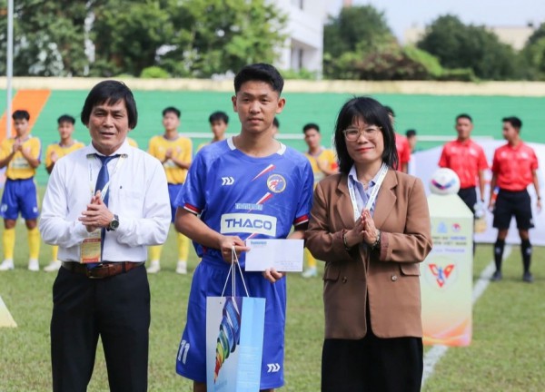 Cầu thủ nói lời xúc động tới người mẹ kính yêu, nhận quà trên sân Quân khu 5 Cầu thủ nói lời xúc động tới người mẹ kính yêu, nhận quà trên sân Quân khu 5