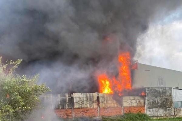 Cháy xưởng nhựa tại xã Đông Thạnh, ảnh hưởng 8 nhà dân Cháy xưởng nhựa tại xã Đông Thạnh, ảnh hưởng 8 nhà dân