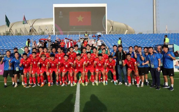 Chủ tịch Tập đoàn Đại Quang Minh treo thưởng 2 tỉ đồng nếu U.23 Việt Nam lọt vào chung kết châu Á Chủ tịch Tập đoàn Đại Quang Minh treo thưởng 2 tỉ đồng nếu U.23 Việt Nam lọt vào chung kết châu Á