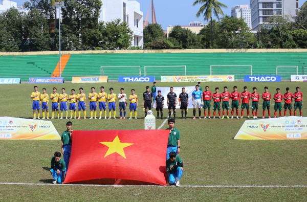 Cô gái vượt ngàn cây số để chụp ảnh cho đội bóng đến từ Cố đô Huế