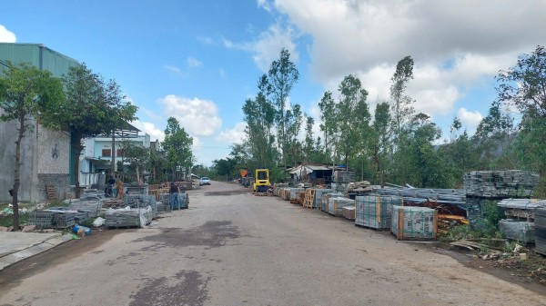 Cơ sở phế liệu, gia công đá 'bủa vây' khu tái định cư