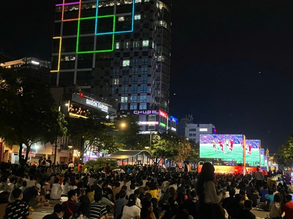 Cổ vũ U.23 Việt Nam trên 6 màn hình LED khổng lồ tại phố đi bộ Nguyễn Huệ