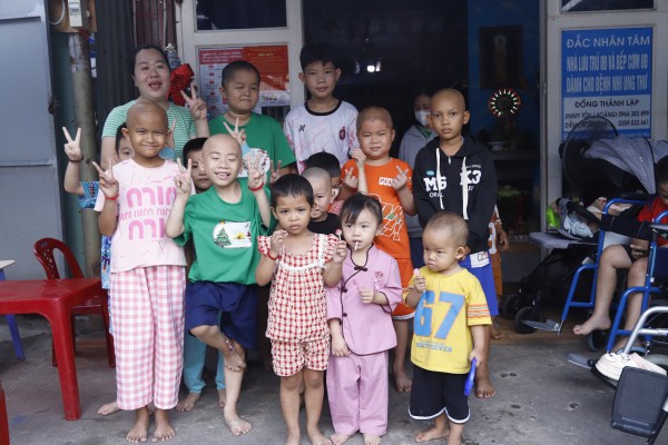 'Con muốn sống': 3,9 tỉ đồng đến với 43 bệnh nhi ung thư