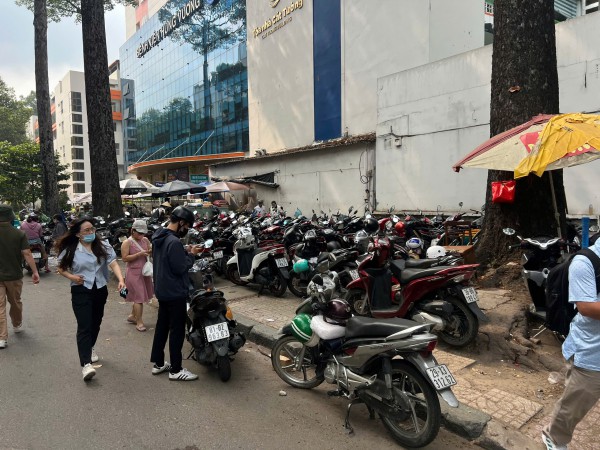 Công an TP.HCM xử lý tình trạng 'xẻ thịt' vỉa hè, thu phí giữ xe trái phép
