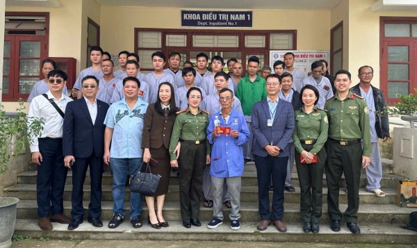 Công an cửa khẩu Tân Sơn Nhất làm công tác an sinh xã hội tại Huế Công an cửa khẩu Tân Sơn Nhất làm công tác an sinh xã hội tại Huế