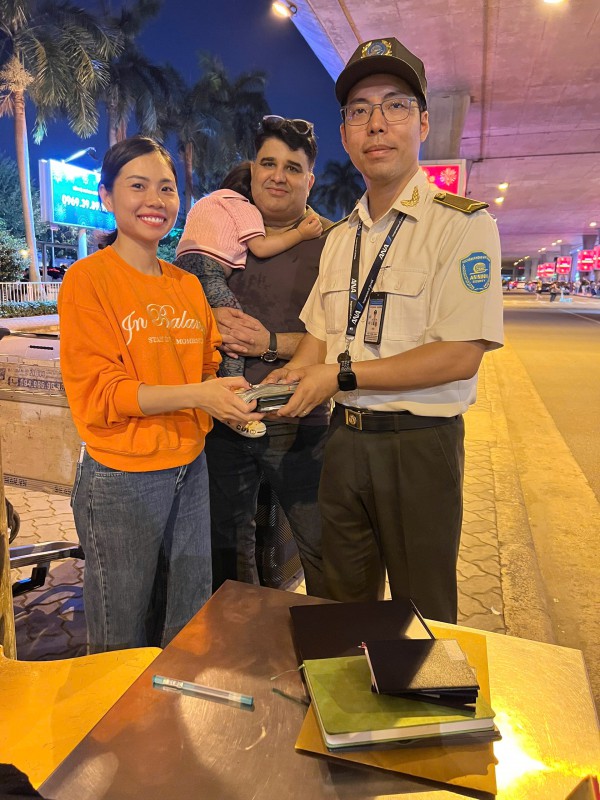 Công an cửa khẩu Tân Sơn Nhất truy nhanh người lấy ví của khách tại khu soi chiếu