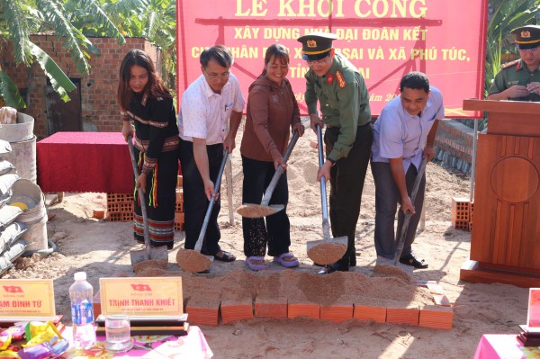 Công an tỉnh Gia Lai tặng 23 nhà tình nghĩa cho người nghèo đón tết