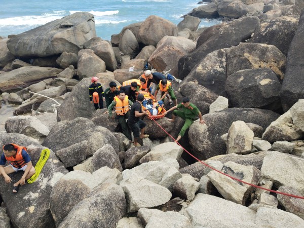 Cứu nhóm du khách nước ngoài bị sóng lớn đánh mắc kẹt vào ghềnh đá