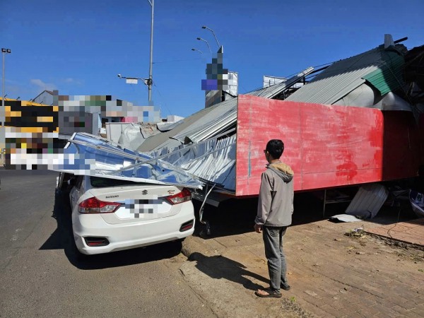 Đắk Lắk: Sập bảng hiệu cửa hàng điện thoại di động, một người bị thương Đắk Lắk: Sập bảng hiệu cửa hàng điện thoại di động, một người bị thương