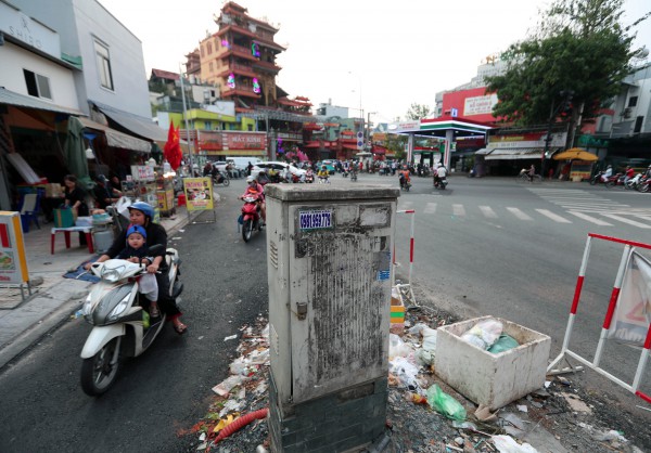 Dãy trụ điện nằm giữa đường Chu Văn An: Sở Xây dựng TP.HCM lên tiếng