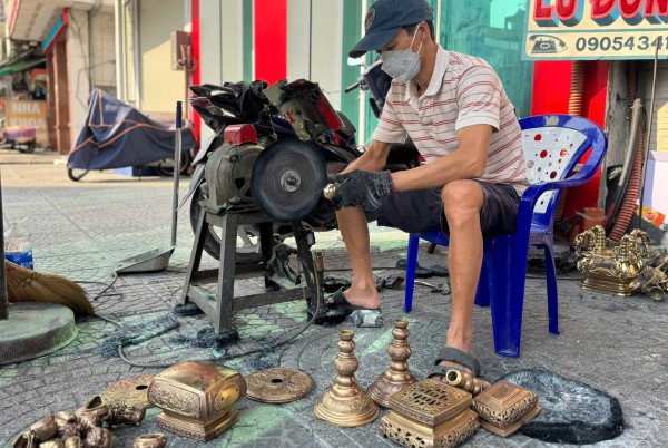 'Đệ tử chân truyền' hơn 20 năm theo nghề đánh bóng lư đồng 'Đệ tử chân truyền' hơn 20 năm theo nghề đánh bóng lư đồng