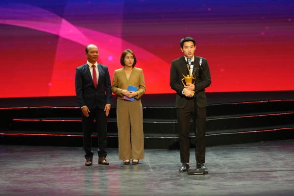 Đình Bắc nhận danh hiệu VĐV trẻ 2025, tiết lộ hành động cực đặc biệt sau khi giành vàng SEA Games 33 Đình Bắc nhận danh hiệu VĐV trẻ 2025, tiết lộ hành động cực đặc biệt sau khi giành vàng SEA Games 33