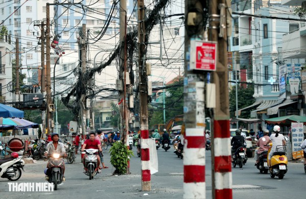 Dự án tuyến Chu Văn An sắp 'về đích', nhiều cột điện vẫn án ngữ giữa đường