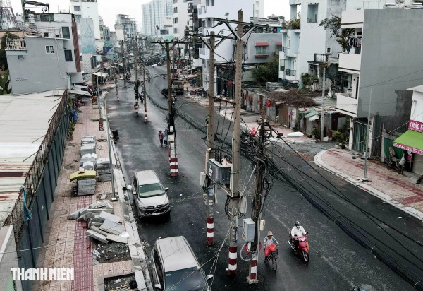 Dự án tuyến Chu Văn An sắp 'về đích', nhiều cột điện vẫn án ngữ giữa đường