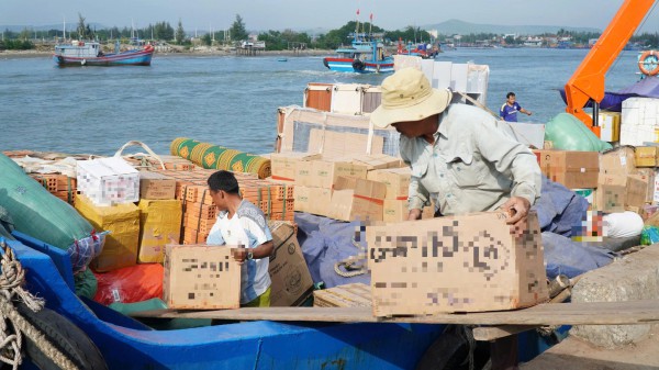 Đưa hàng Tết ra đảo Lý Sơn: Không để thiếu hụt nguồn hàng phục vụ người dân