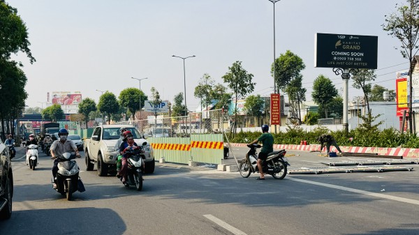 Giáp tết, dựng rào chắn làm hầm chui quốc lộ 13 có ảnh hưởng đến dân? Giáp tết, dựng rào chắn làm hầm chui quốc lộ 13 có ảnh hưởng đến dân?