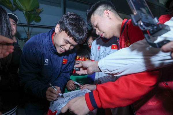 Hiểu Minh nhận hoa trên xe lăn, U.23 Việt Nam được 'biển người' chào đón: Thầy Kim tràn cảm xúc