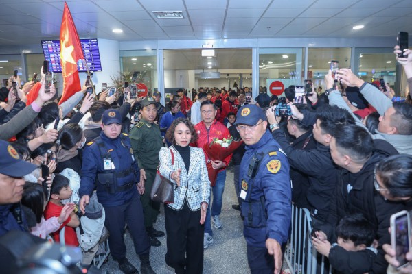 Hiểu Minh nhận hoa trên xe lăn, U.23 Việt Nam được 'biển người' chào đón: Thầy Kim tràn cảm xúc
